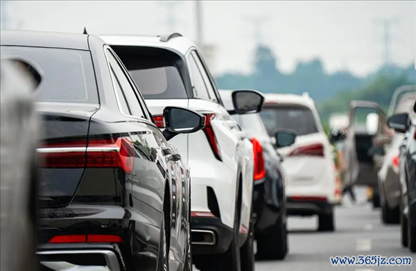 东说念主民锐评：新动力车太“胖”、token太“耗”？盲目堆料不如更智谋地创造