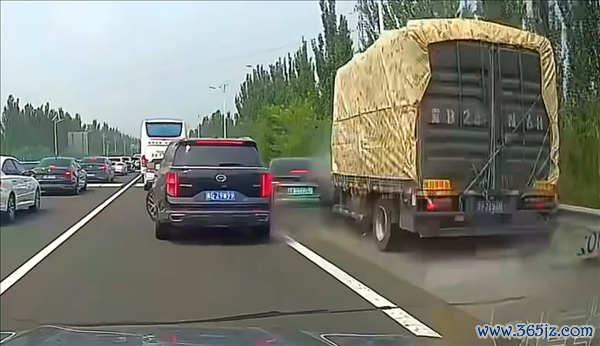 高速堵车特斯拉Model 3压实线变至济急车说念 遭大货车迎头痛击